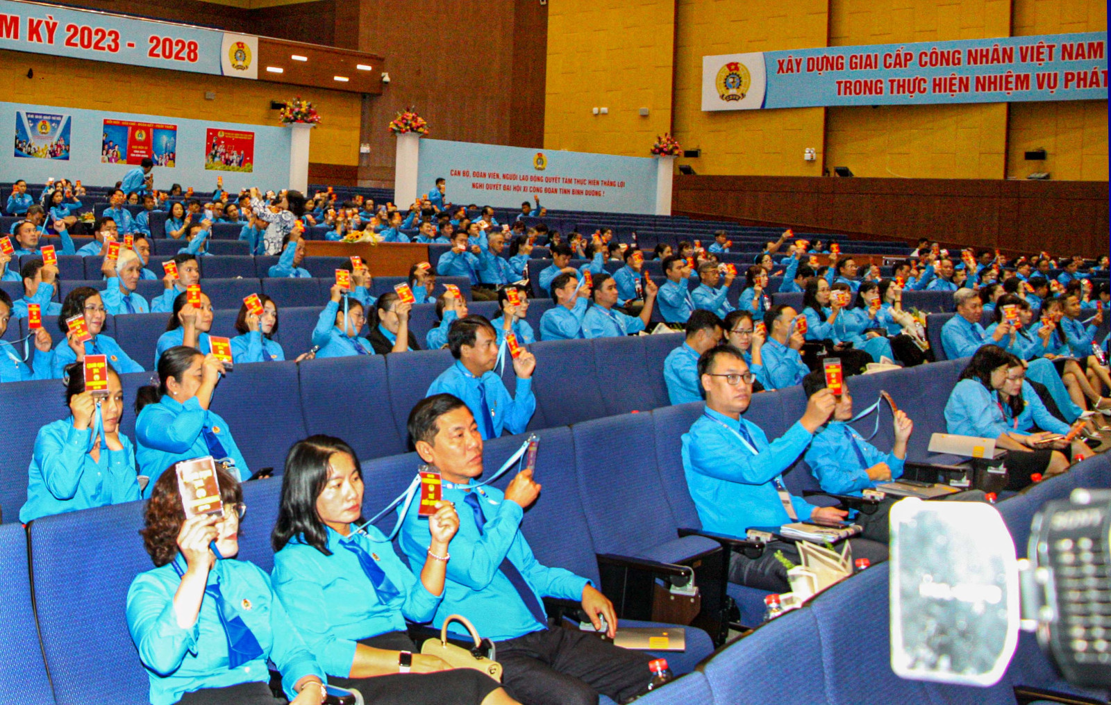 Các đại biểu biểu quyết thông qua Nghị quyết đại hội (Ảnh: Quốc Chiến).